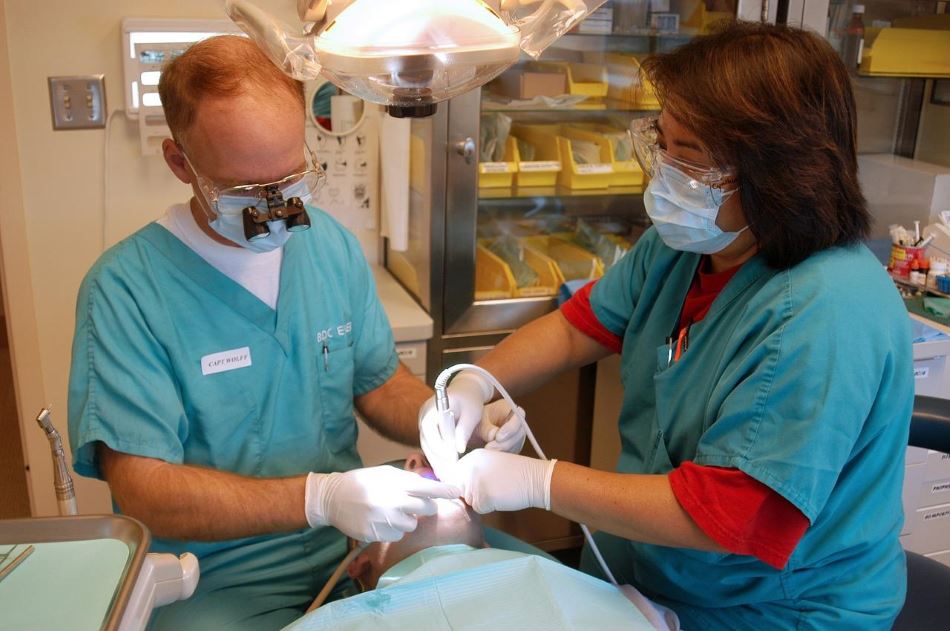 Utrata zęba to nie koniec świata! Warszawskie uśmiechy wspiera lokalna implantologia
