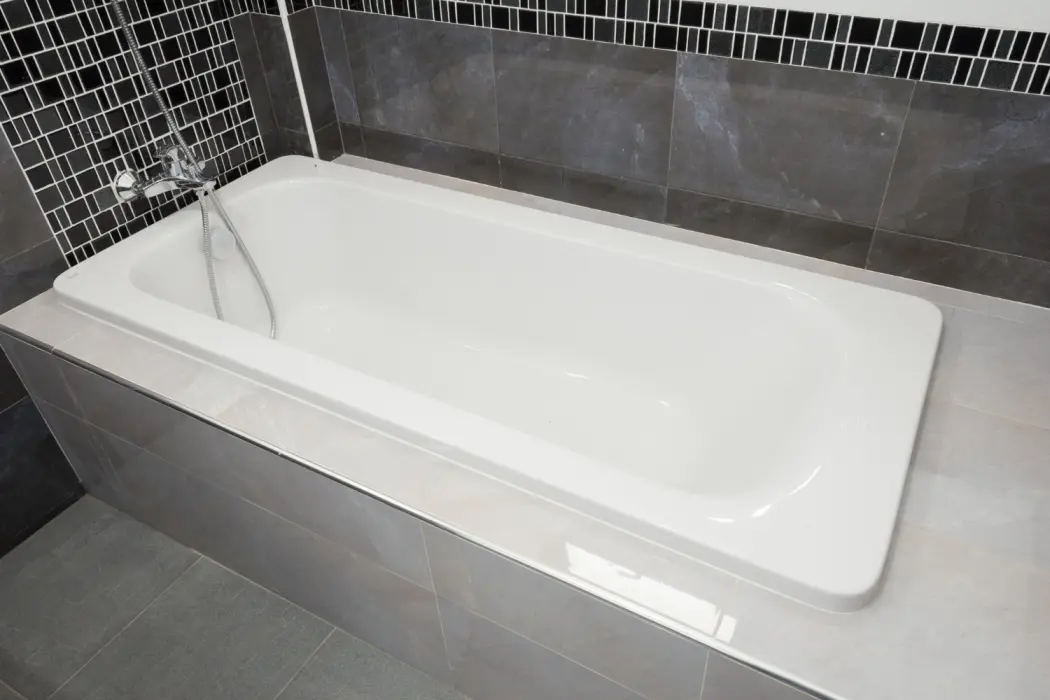 Jakie wanny 130 × 70 cm są dostępne na rynku i kiedy warto wybrać taki rozmiar?