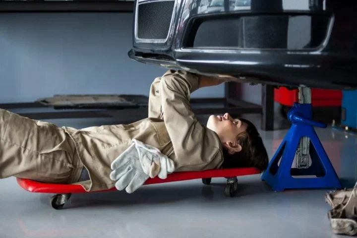 Leżanki warsztatowe, które zwiększą komfort pracy pod samochodem: odkryj ergonomiczne rozwiązania dla mechaników!