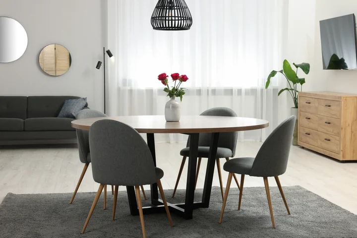 Jakie krzesła do jadalni wybrać? Plusy i minusy krzeseł szarych