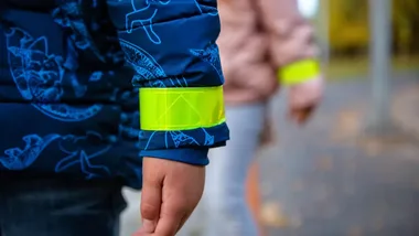 Kamizelki odblaskowe trafiły do najmłodszych uczniów w Łęgu Tarnowskim