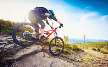 Obraz do artykułu: Od górskich szlaków po maratony MTB. Sportowe gadżety z logo, które towarzyszą uczestnikom zawodów przez cały sezon