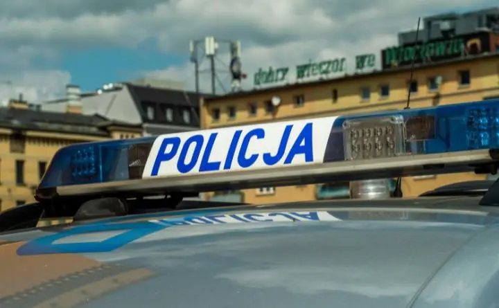 Policjanci i strażacy ewakuowali mężczyznę z szopy w Ładnej - pomoc na czas