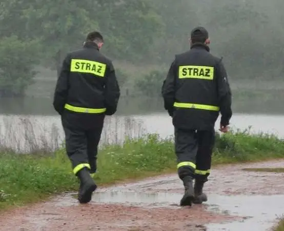 Pożar dawnych zabudowań socjalnych na ul. Krzyskiej w Tarnowie akcja straży