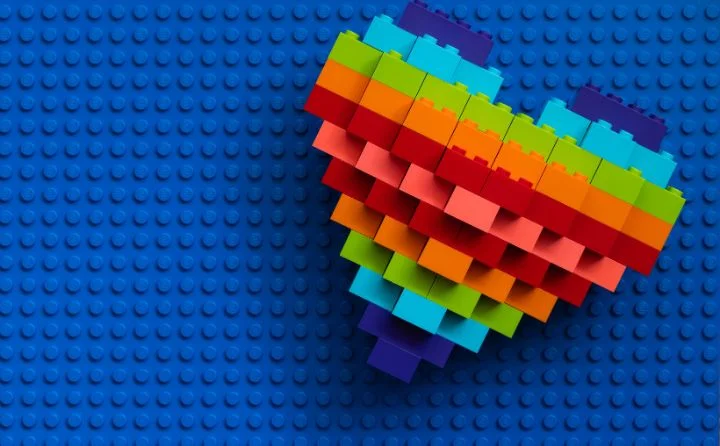 tęczowe serce zbudowane z LEGo na granatowym tle