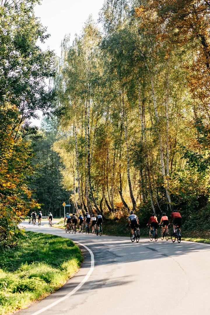 Grafika promocyjna wydarzenia Camp Strade Bianche — wyjazd na Strade Bianche 2026