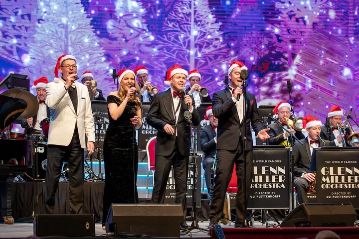 Grafika promocyjna wydarzenia Glenn Miller Orchestra w Tarnowie — Swinging Christmas z Uli Plettendorffem