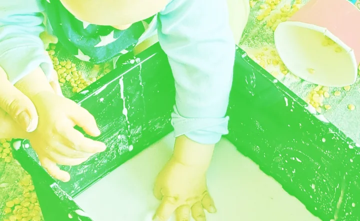 Grafika promocyjna wydarzenia Szur! Trzask! Plask! — zajęcia sensoplastyczne dla dzieci do lat 3