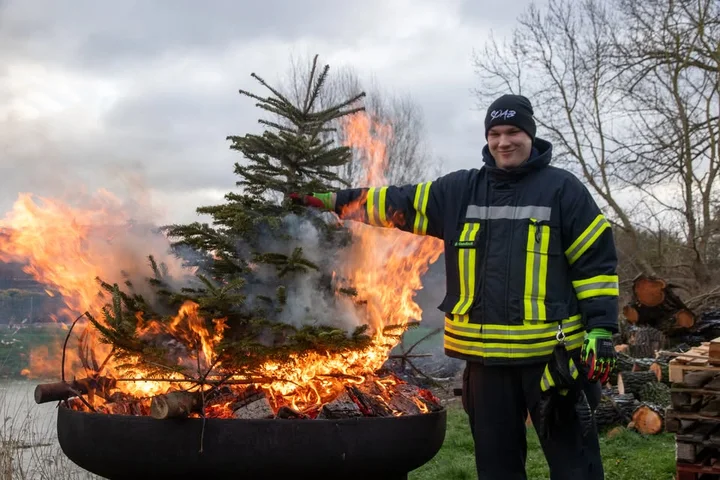 Grafika promocyjna wydarzenia Tannenbaumfeuer in Tarnow — palenie choinek przy remizie