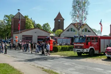 Grafika promocyjna wydarzenia Feuerwehrappell der FFw Tarnow: pokazy strażackie, wyróżnienia i grochówka z kuchni polowej