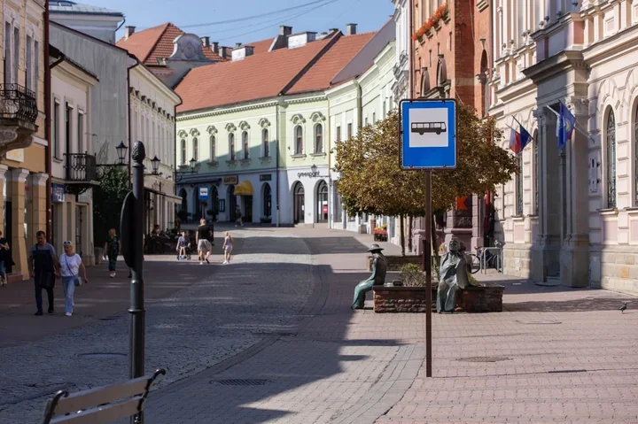 Czerwony autobus na Wałowej. Darmowa linia 55 po centrum Tarnowa