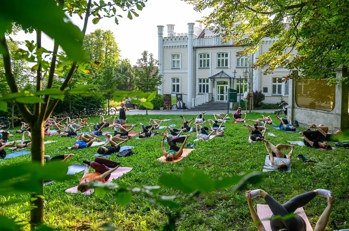 Joga w Parku Strzeleckim. Bezpłatne zajęcia pod chmurką