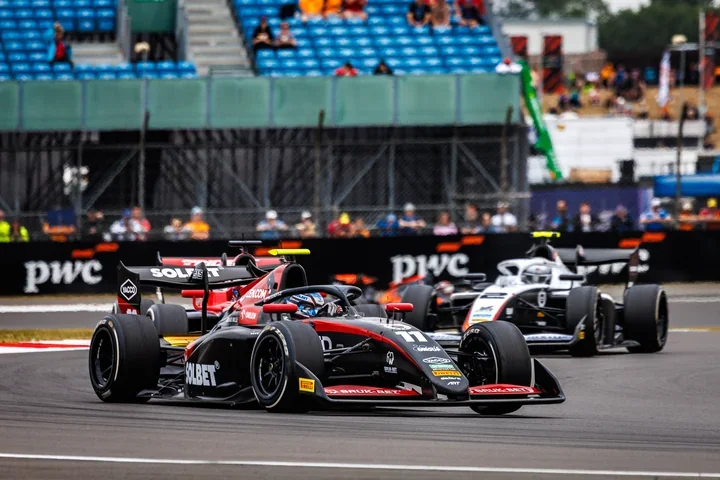 Maciej Gładysz wygrał na Silverstone. Awans dały kary rywali