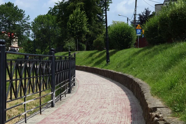 Koniec dziurawego fragmentu nad Wątokiem. Deptak ma nową nawierzchnię