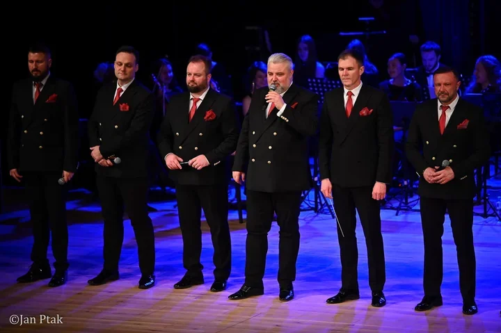 Dziesięciu tenorów i orkiestra zagrają dla mam w Mościcach