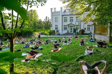 Joga w Parku Strzeleckim. Bezpłatne zajęcia pod chmurką