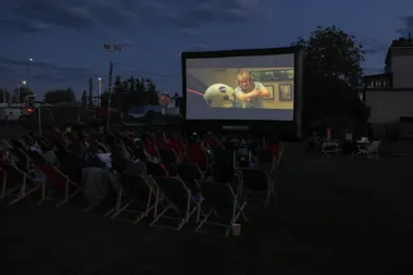 Plenerowe kino na boisku KS Metal. Będzie film i popcorn
