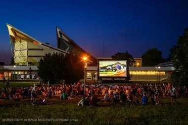 Filmowa dżungla pod gwiazdami. Bezpłatny seans w Mościcach