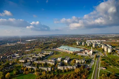 Przy SP 23 zniknie stary asfalt – boiska dostaną nowe życie