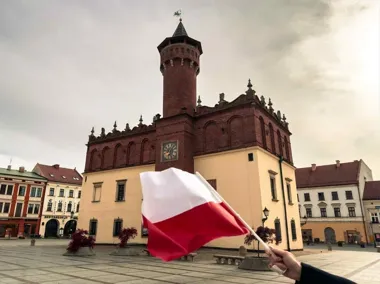 Kilkaset biało-czerwonych flag dla kierowców w Tarnowie. Odbiór w dwóch punktach