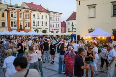 Ostatnia potańcówka sezonu na tarnowskim rynku. Wstęp jest bezpłatny