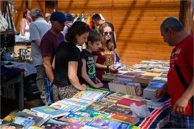 Dwa targi na tarnowskiej Starówce. Burek i wyprzedaż z bagażników