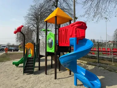 Smoczkowy plac zabaw już stoi przy KS Iskra i domknął tarnowską nagrodę