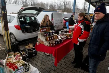 Koronka, gołąbki i chleb ze smalczykiem na tarnowskim targu