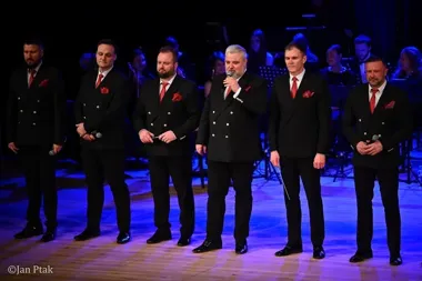 Dziesięciu tenorów i orkiestra zagrają dla mam w Mościcach