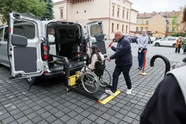 Taxi Help w Tarnowie dowozi seniorów i osoby z niepełnosprawnościami