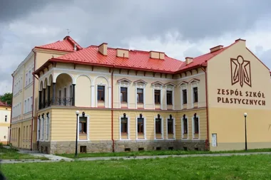 Wystawa w Tarnowie zbudowana z pamięci, fotografii i tkanin