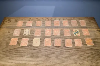 Karty wśród mebli i wspomnień – finisaż wystawy Dom Istot Wielu zaprasza na tysiąca