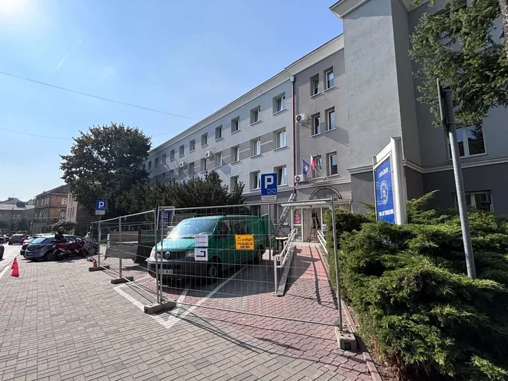 Remont wejścia do urzędu przy Nowej 4. Tylko tylne drzwi