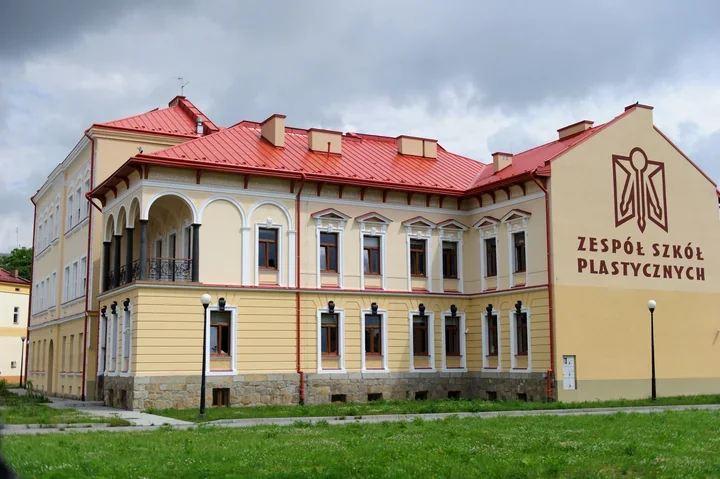 Wystawa w Tarnowie zbudowana z pamięci, fotografii i tkanin