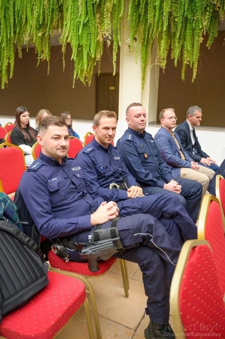 Hejt nie kończy się na ekranie telefonu. Policjanci z Tarnowa ostrzegają