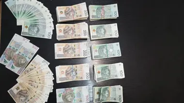 19-latek zatrzymany z reklamówką pieniędzy. Oszustwo „na policjanta”