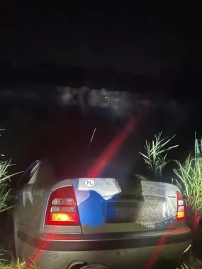 19-latek uciekł przed kontrolą i wpadł samochodem do stawu