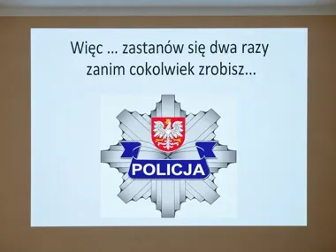 Cyberprzemoc, hejt i substancje psychoaktywne - o tym policjanci rozmawiali z młodzieżą