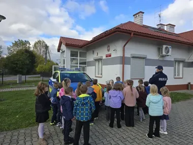 Pierwszoklasiści zajrzeli do radiowozu podczas wizyty w Żabnie