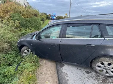 Ucieczka przed kontrolą zakończyła się w rowie. Kierowca miał ponad promil