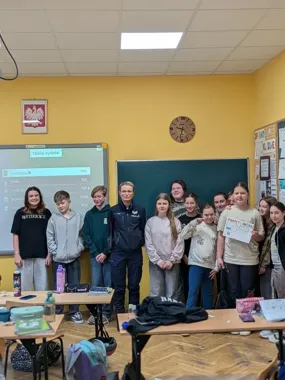 Sierż. sztab. przeprowadziła lekcję o sieci - uczniowie poznali cyfrowe zagrożenia