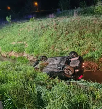 Auto dachowało w Skrzyszowie i wpadło do potoku - cztery osoby wyszły same