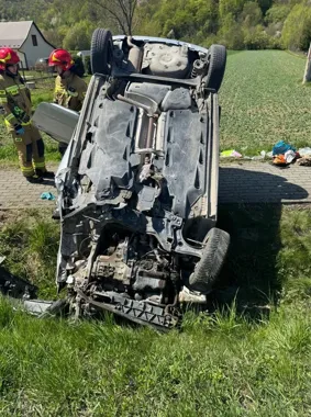 Źle się poczuła pod Wojniczem - auto wpadło w rów melioracyjny
