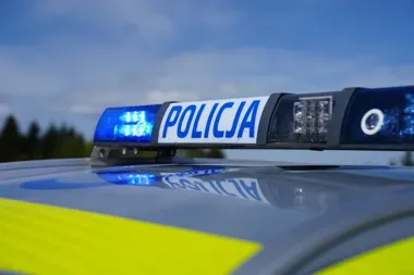 Motocyklista z zakazem wjechał na przeciwny pas i zderzył się z autem w Tarnowie