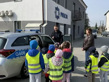 Przedszkolaki weszły na posterunek i od razu ruszyła lekcja bezpieczeństwa