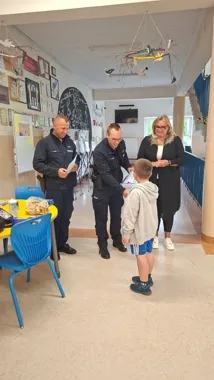 Dzieci z Tarnowa narysowały, jak 112 ratuje życie. Dzielnicowy wybrał najlepsze prace