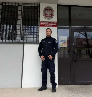 Mł. asp. Dominik Gąsior pilnuje szkół i wychwytuje problemy na czas