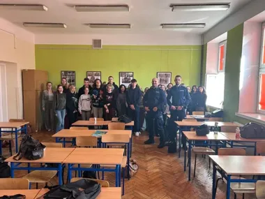 Maturzyści pod lupą policji - dzielnicowi pokazali, jak wygląda służba