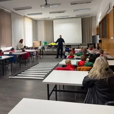 Przedszkolaki weszły do komisariatu w Tarnowie - motocykl zrobił furorę