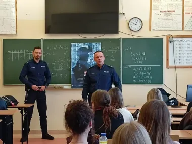 Tarnowscy dzielnicowi weszli do klas maturalnych z ofertą, która może zmienić plany